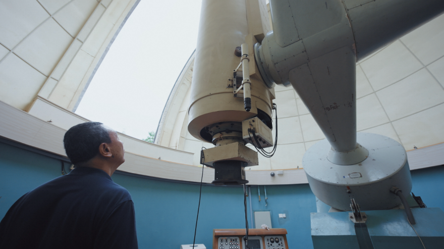 圓頂內部仰望望遠鏡